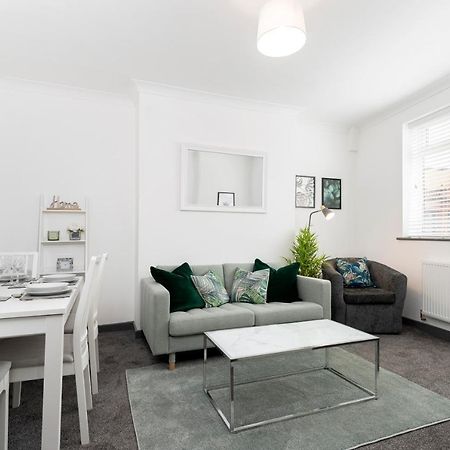 Modern Centrally Located 3 Bed Property With Tvs In Each Bedroom Super Fast Wifi And Crisp White Hotel Linen Hosted By Our Home Short Stays Ντάρλινγκτον Εξωτερικό φωτογραφία