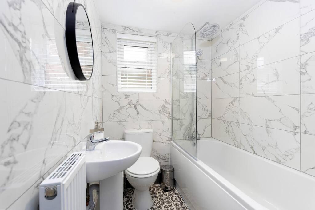 Modern Centrally Located 3 Bed Property With Tvs In Each Bedroom Super Fast Wifi And Crisp White Hotel Linen Hosted By Our Home Short Stays Ντάρλινγκτον Εξωτερικό φωτογραφία