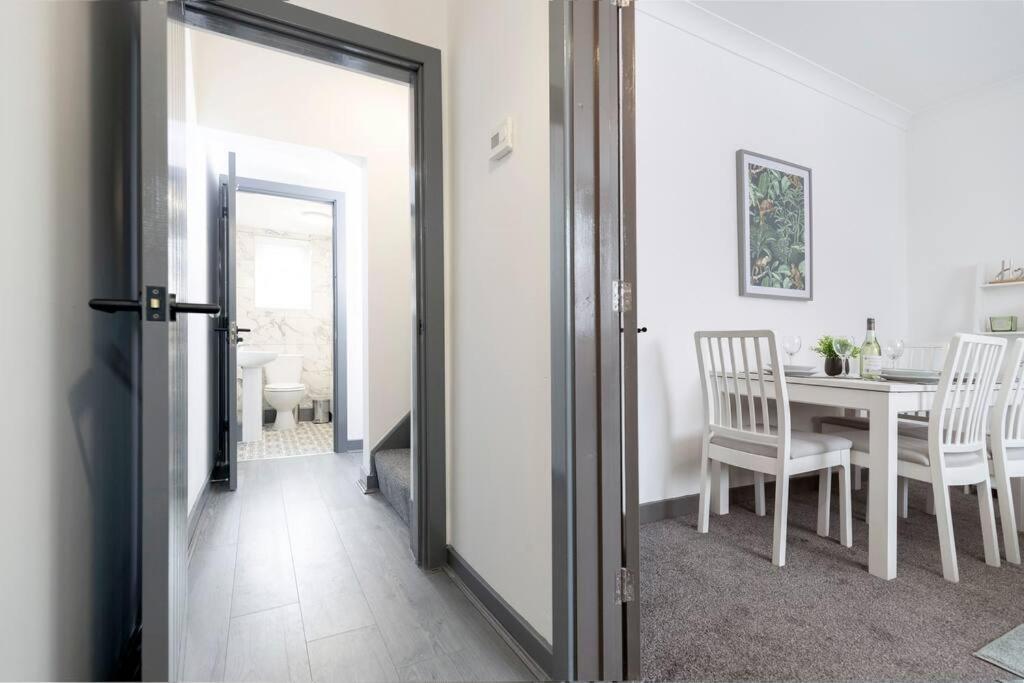 Modern Centrally Located 3 Bed Property With Tvs In Each Bedroom Super Fast Wifi And Crisp White Hotel Linen Hosted By Our Home Short Stays Ντάρλινγκτον Εξωτερικό φωτογραφία